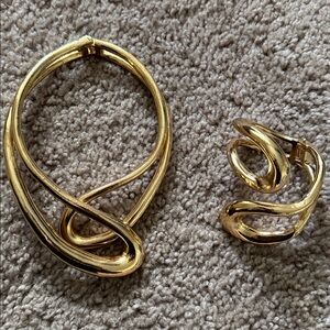 Elegant Gold-Tone Women's Jewelry Piece Necklace and Bracelet